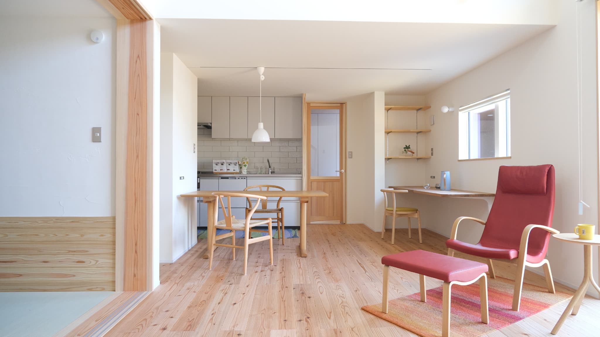 平屋みたいな杉の家の画像